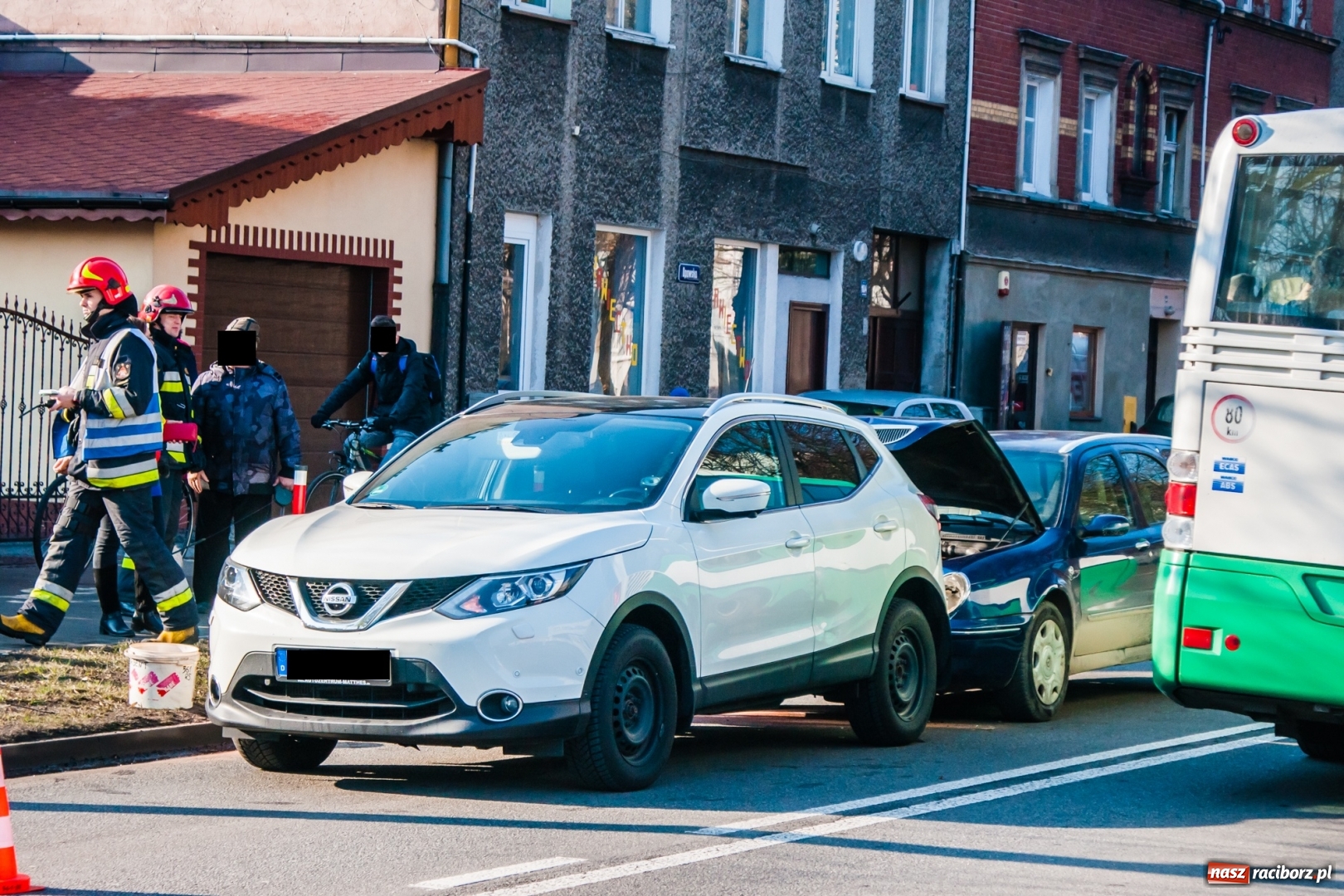 Zdjęcie w galerii na portalu naszraciborz.pl: Kolizja przy Opawskiej. Lancia lybra wjechała w tył nissana wiadomości z regionu