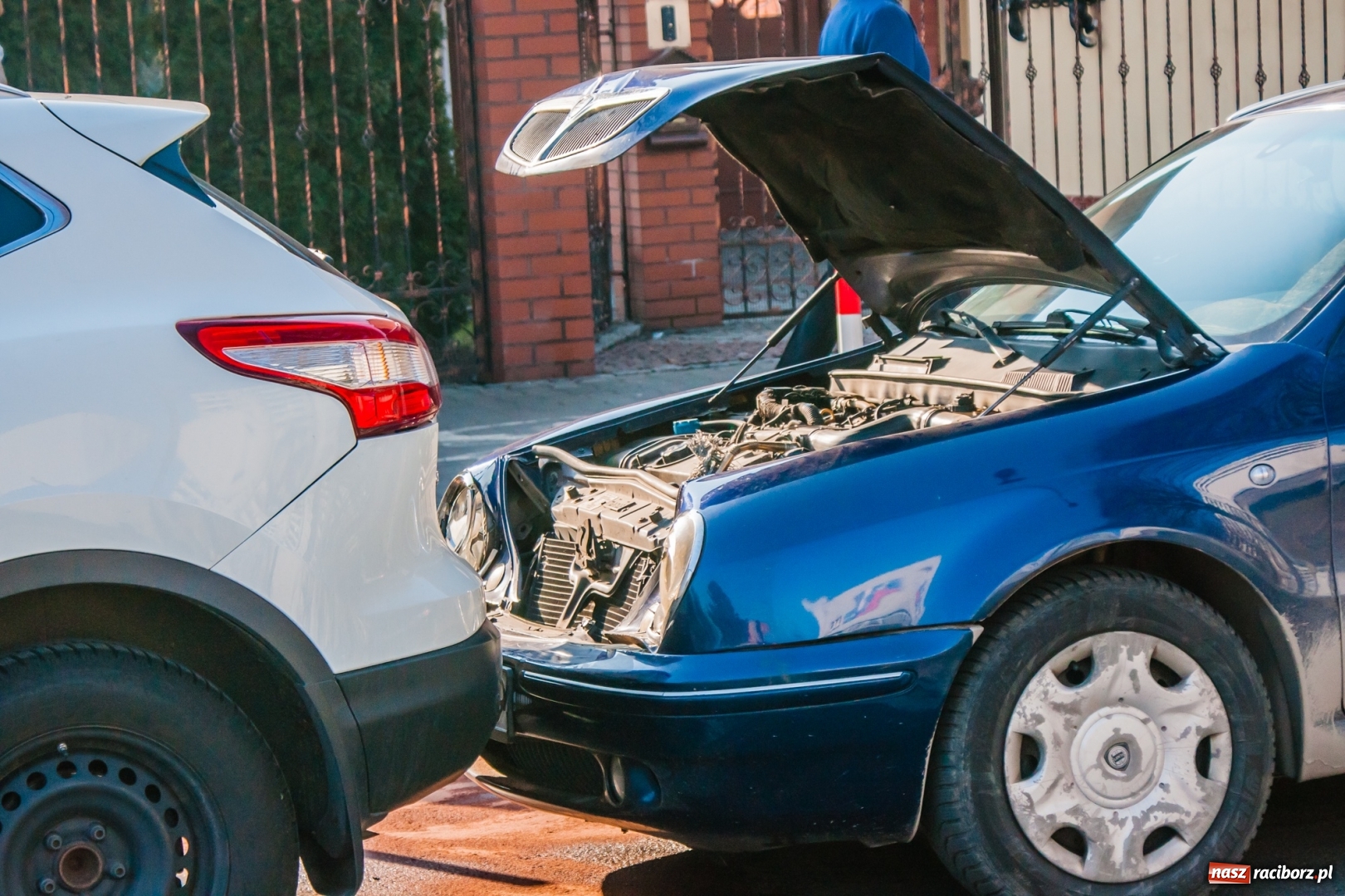 Zdjęcie w galerii na portalu naszraciborz.pl: Kolizja przy Opawskiej. Lancia lybra wjechała w tył nissana wiadomości z regionu