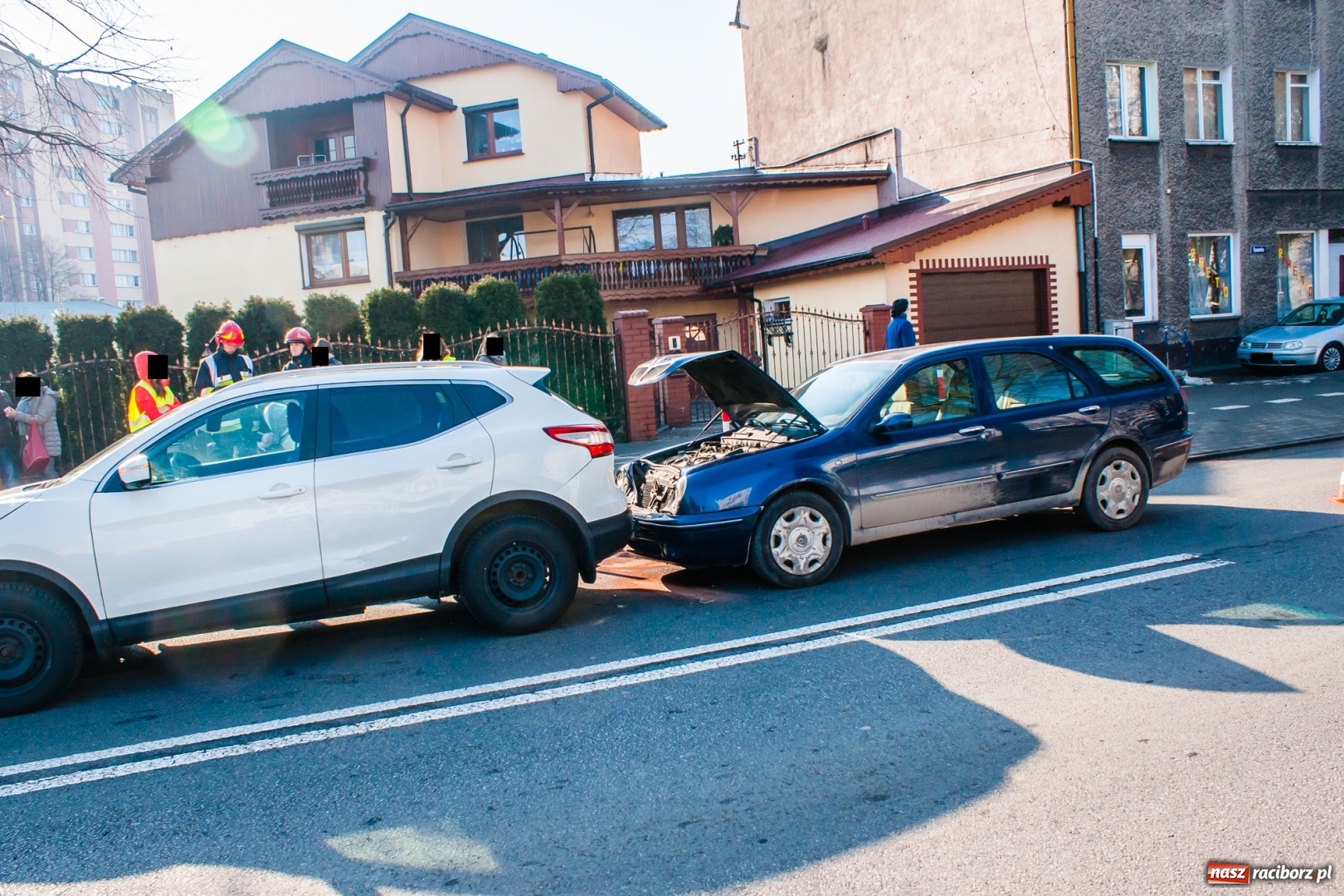 Zdjęcie w galerii na portalu naszraciborz.pl: Kolizja przy Opawskiej. Lancia lybra wjechała w tył nissana wiadomości z regionu