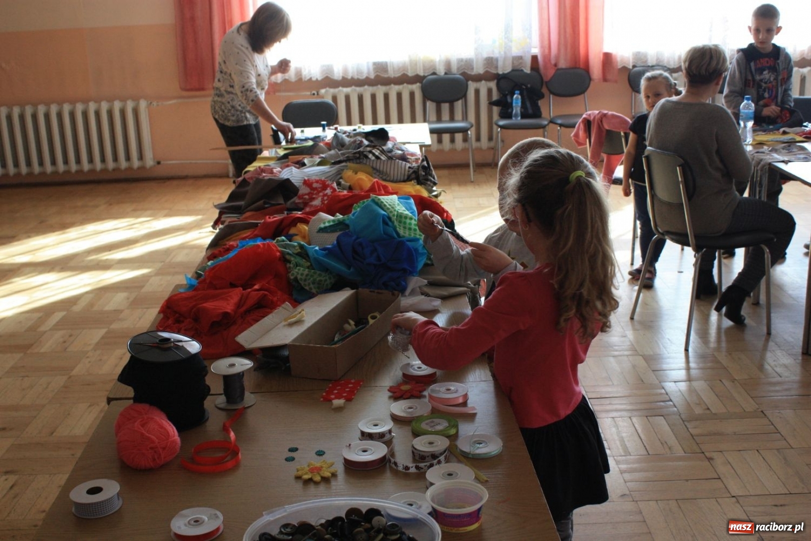 Zdjęcie w galerii na portalu naszraciborz.pl: Z igły nie tylko widły. Warsztaty szycia w Domu Kultury w Bojanowie wiadomości z regionu