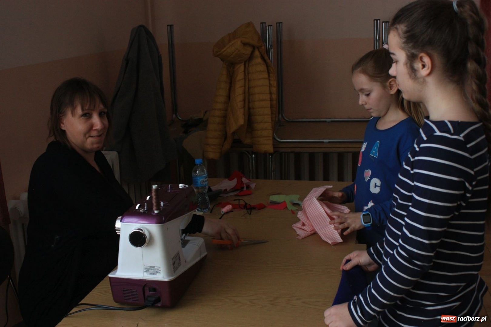 Zdjęcie w galerii na portalu naszraciborz.pl: Z igły nie tylko widły. Warsztaty szycia w Domu Kultury w Bojanowie wiadomości z regionu