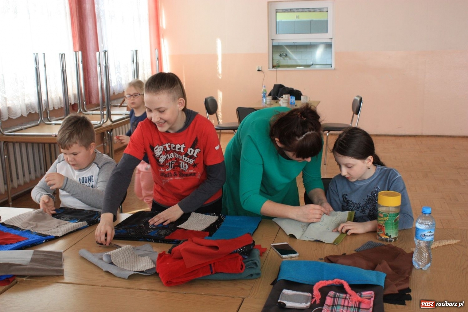 Zdjęcie w galerii na portalu naszraciborz.pl: Z igły nie tylko widły. Warsztaty szycia w Domu Kultury w Bojanowie wiadomości z regionu