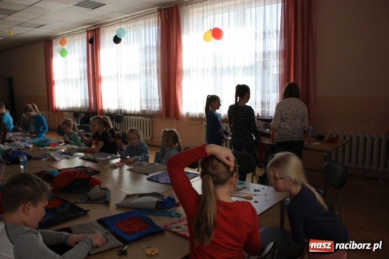 Zdjęcie w galerii na portalu naszraciborz.pl: Z igły nie tylko widły. Warsztaty szycia w Domu Kultury w Bojanowie wiadomości z regionu