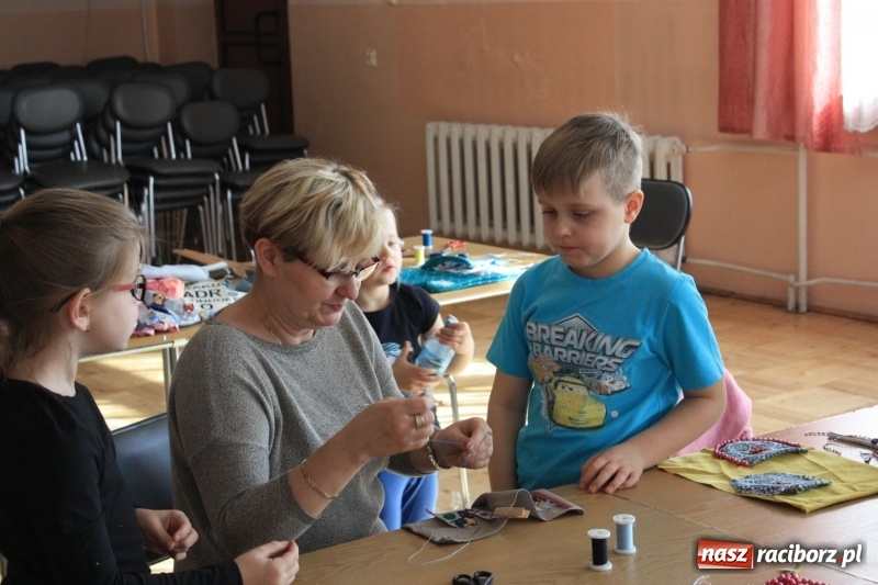 Zdjęcie w galerii na portalu naszraciborz.pl: Z igły nie tylko widły. Warsztaty szycia w Domu Kultury w Bojanowie wiadomości z regionu