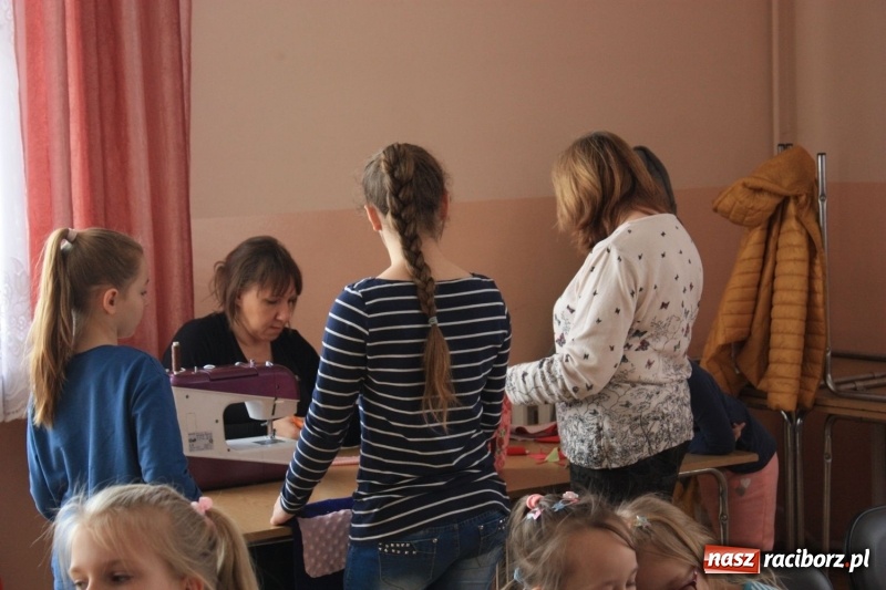Zdjęcie w galerii na portalu naszraciborz.pl: Z igły nie tylko widły. Warsztaty szycia w Domu Kultury w Bojanowie wiadomości z regionu