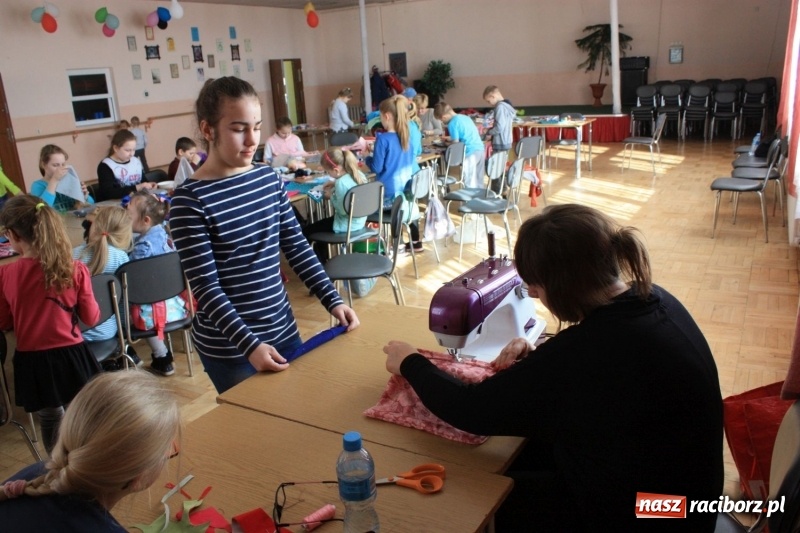 Zdjęcie w galerii na portalu naszraciborz.pl: Z igły nie tylko widły. Warsztaty szycia w Domu Kultury w Bojanowie wiadomości z regionu