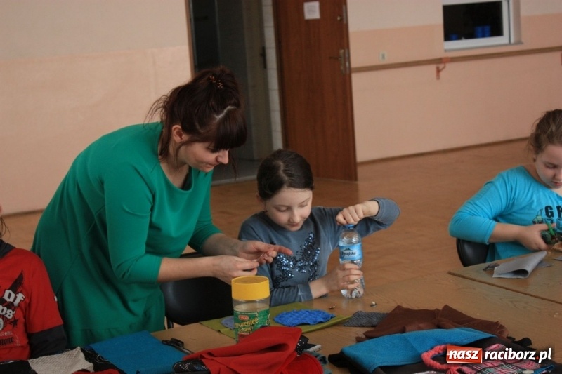 Zdjęcie w galerii na portalu naszraciborz.pl: Z igły nie tylko widły. Warsztaty szycia w Domu Kultury w Bojanowie wiadomości z regionu