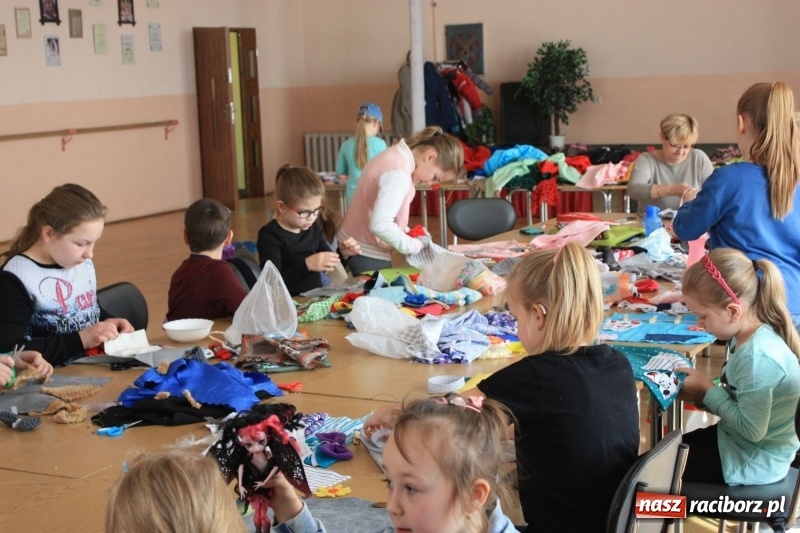 Zdjęcie w galerii na portalu naszraciborz.pl: Z igły nie tylko widły. Warsztaty szycia w Domu Kultury w Bojanowie wiadomości z regionu