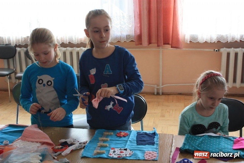 Zdjęcie w galerii na portalu naszraciborz.pl: Z igły nie tylko widły. Warsztaty szycia w Domu Kultury w Bojanowie wiadomości z regionu