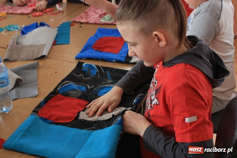 Zdjęcie w galerii na portalu naszraciborz.pl: Z igły nie tylko widły. Warsztaty szycia w Domu Kultury w Bojanowie wiadomości z regionu