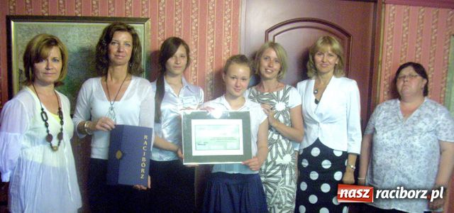 Zdjęcie w galerii na portalu naszraciborz.pl: 10 tys. zł dla SP 1 na Ostrogu wiadomości z regionu