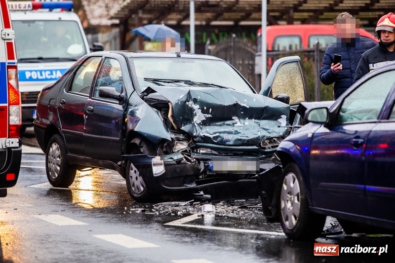 Zdjęcie w galerii na portalu naszraciborz.pl: Czołowe zderzenie dwóch osobówek na Ocickiej w Raciborzu. Sprawcą 88-latek z fiata FOTO  wiadomości z regionu