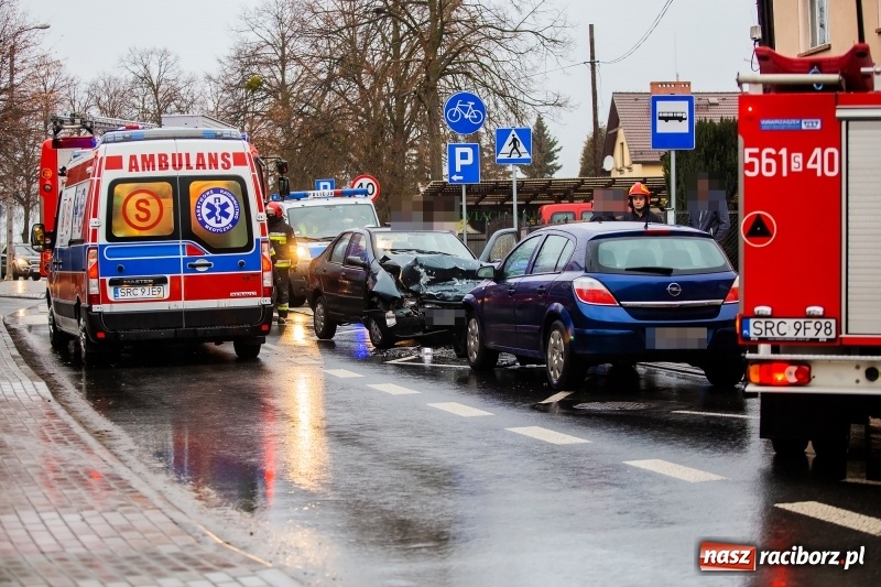 Zdjęcie w galerii na portalu naszraciborz.pl: Czołowe zderzenie dwóch osobówek na Ocickiej w Raciborzu. Sprawcą 88-latek z fiata FOTO  wiadomości z regionu