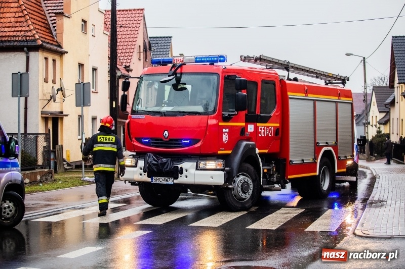 Zdjęcie w galerii na portalu naszraciborz.pl: Czołowe zderzenie dwóch osobówek na Ocickiej w Raciborzu. Sprawcą 88-latek z fiata FOTO  wiadomości z regionu