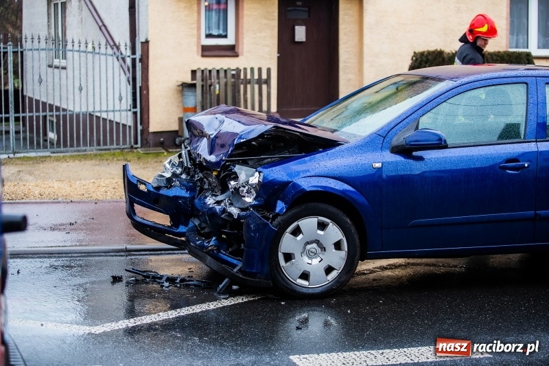 Zdjęcie w galerii na portalu naszraciborz.pl: Czołowe zderzenie dwóch osobówek na Ocickiej w Raciborzu. Sprawcą 88-latek z fiata FOTO  wiadomości z regionu
