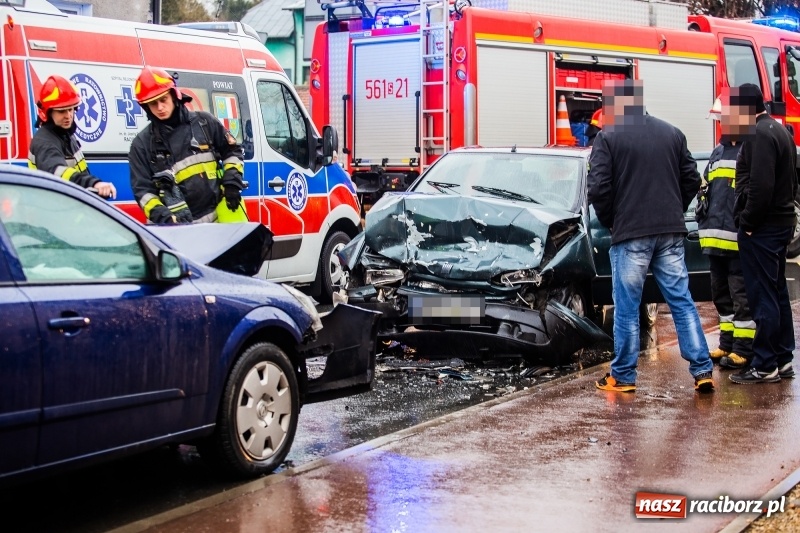 Zdjęcie w galerii na portalu naszraciborz.pl: Czołowe zderzenie dwóch osobówek na Ocickiej w Raciborzu. Sprawcą 88-latek z fiata FOTO  wiadomości z regionu