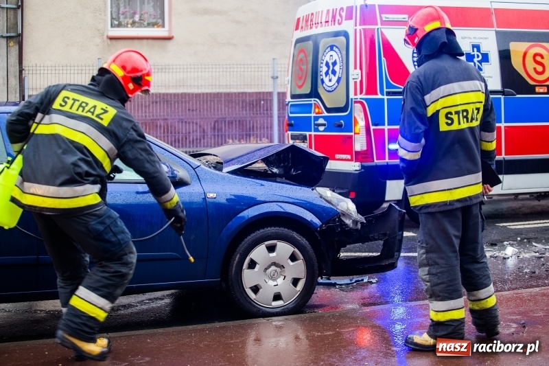 Zdjęcie w galerii na portalu naszraciborz.pl: Czołowe zderzenie dwóch osobówek na Ocickiej w Raciborzu. Sprawcą 88-latek z fiata FOTO  wiadomości z regionu