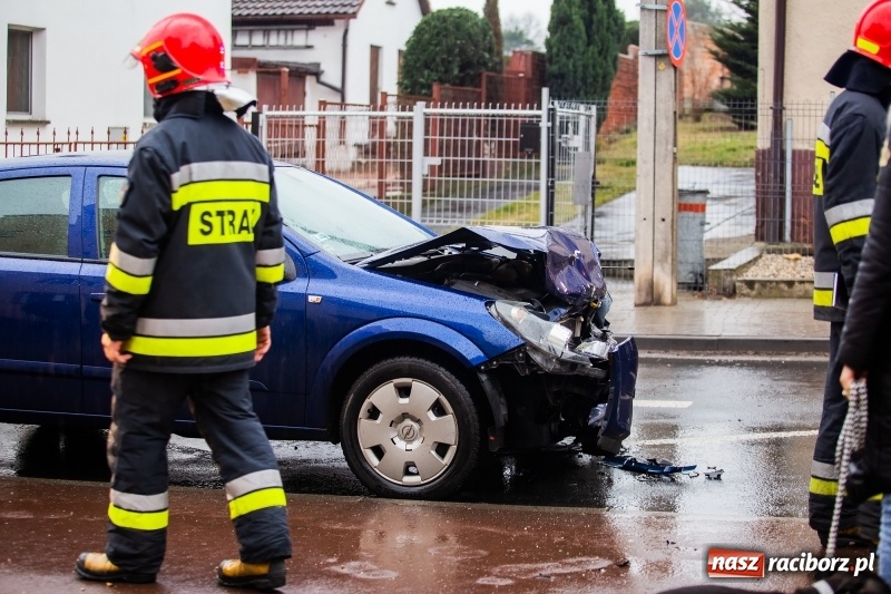 Zdjęcie w galerii na portalu naszraciborz.pl: Czołowe zderzenie dwóch osobówek na Ocickiej w Raciborzu. Sprawcą 88-latek z fiata FOTO  wiadomości z regionu