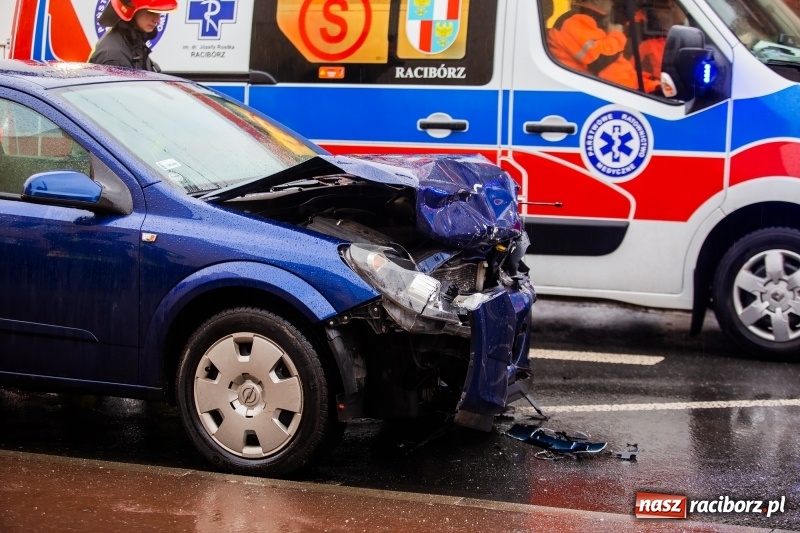 Zdjęcie w galerii na portalu naszraciborz.pl: Czołowe zderzenie dwóch osobówek na Ocickiej w Raciborzu. Sprawcą 88-latek z fiata FOTO  wiadomości z regionu