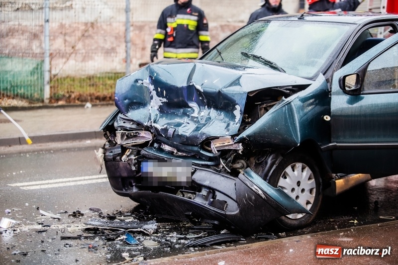 Zdjęcie w galerii na portalu naszraciborz.pl: Czołowe zderzenie dwóch osobówek na Ocickiej w Raciborzu. Sprawcą 88-latek z fiata FOTO  wiadomości z regionu