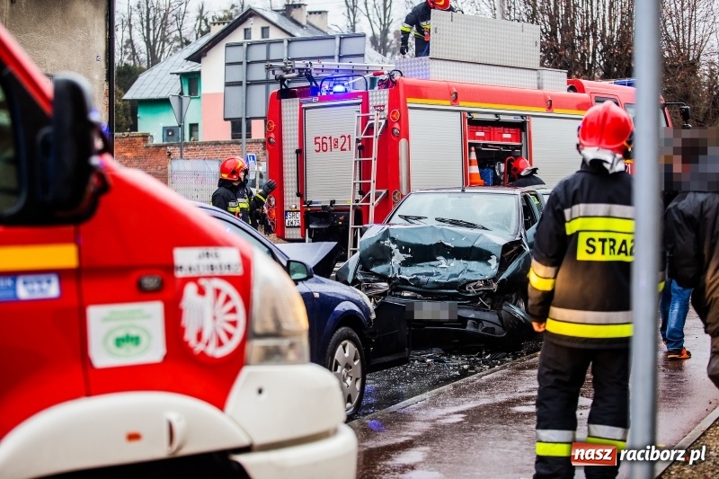 Zdjęcie w galerii na portalu naszraciborz.pl: Czołowe zderzenie dwóch osobówek na Ocickiej w Raciborzu. Sprawcą 88-latek z fiata FOTO  wiadomości z regionu