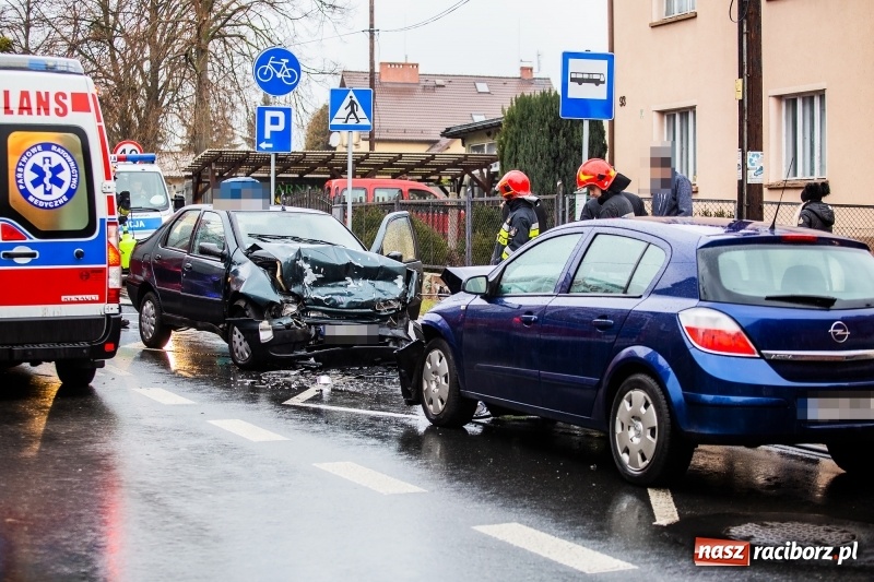 Zdjęcie w galerii na portalu naszraciborz.pl: Czołowe zderzenie dwóch osobówek na Ocickiej w Raciborzu. Sprawcą 88-latek z fiata FOTO  wiadomości z regionu