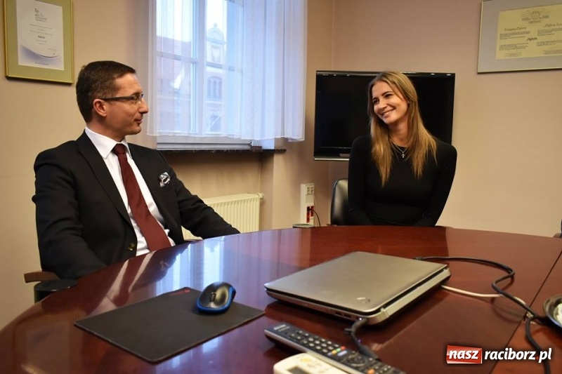 Zdjęcie w galerii na portalu naszraciborz.pl: W Rybniku dumni ze swojej krajanki. Zdobi okładkę Playboya BACKSTAGE wiadomości z regionu