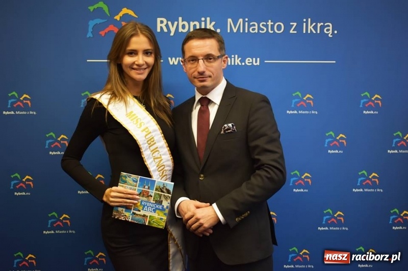 Zdjęcie w galerii na portalu naszraciborz.pl: W Rybniku dumni ze swojej krajanki. Zdobi okładkę Playboya BACKSTAGE wiadomości z regionu