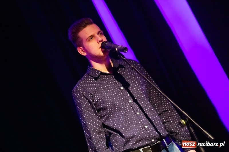 Zdjęcie w galerii na portalu naszraciborz.pl: Walentynkowy czwartek z zespołem Miraż w Młodzieżowym Domu Kultury wiadomości z regionu