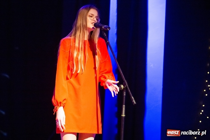 Zdjęcie w galerii na portalu naszraciborz.pl: Walentynkowy czwartek z zespołem Miraż w Młodzieżowym Domu Kultury wiadomości z regionu