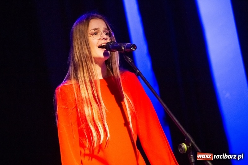 Zdjęcie w galerii na portalu naszraciborz.pl: Walentynkowy czwartek z zespołem Miraż w Młodzieżowym Domu Kultury wiadomości z regionu