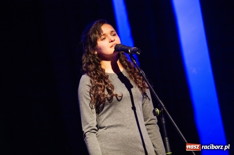 Zdjęcie w galerii na portalu naszraciborz.pl: Walentynkowy czwartek z zespołem Miraż w Młodzieżowym Domu Kultury wiadomości z regionu