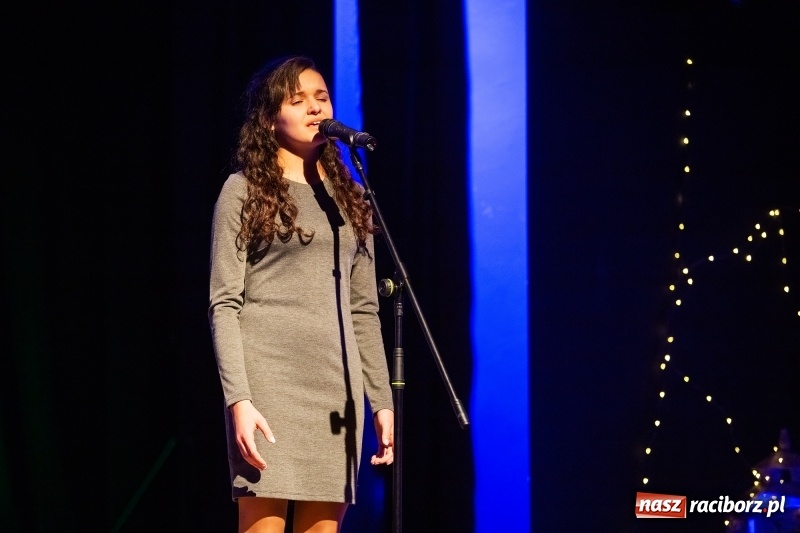 Zdjęcie w galerii na portalu naszraciborz.pl: Walentynkowy czwartek z zespołem Miraż w Młodzieżowym Domu Kultury wiadomości z regionu