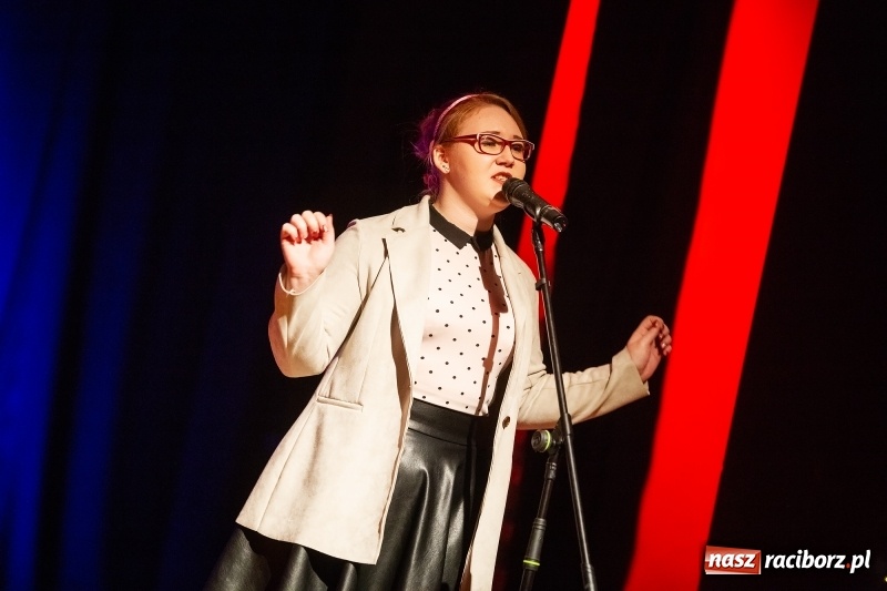 Zdjęcie w galerii na portalu naszraciborz.pl: Walentynkowy czwartek z zespołem Miraż w Młodzieżowym Domu Kultury wiadomości z regionu