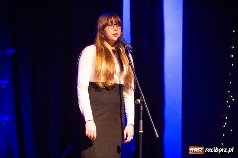 Zdjęcie w galerii na portalu naszraciborz.pl: Walentynkowy czwartek z zespołem Miraż w Młodzieżowym Domu Kultury wiadomości z regionu