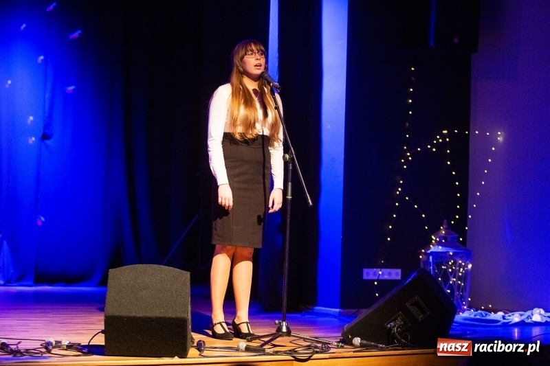 Zdjęcie w galerii na portalu naszraciborz.pl: Walentynkowy czwartek z zespołem Miraż w Młodzieżowym Domu Kultury wiadomości z regionu