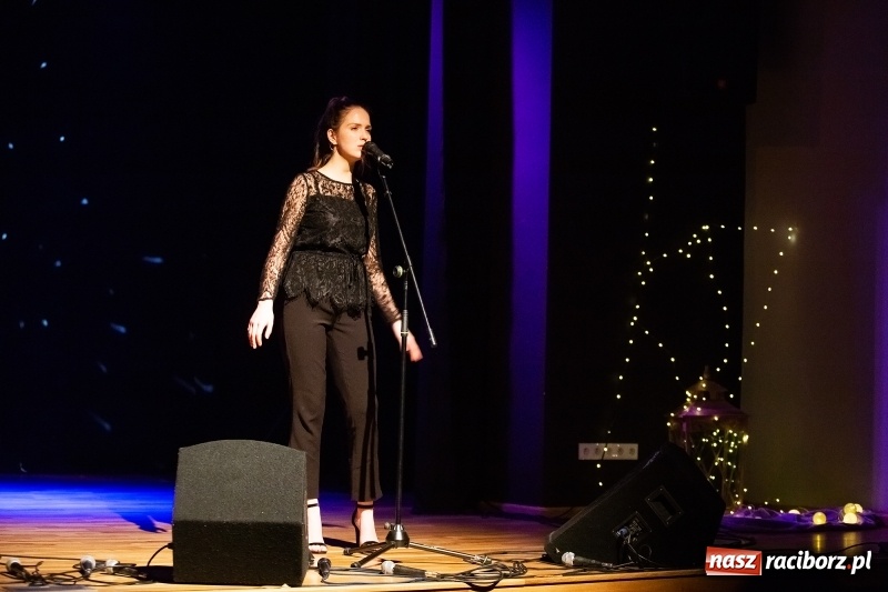 Zdjęcie w galerii na portalu naszraciborz.pl: Walentynkowy czwartek z zespołem Miraż w Młodzieżowym Domu Kultury wiadomości z regionu