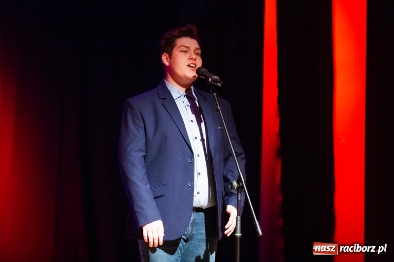 Zdjęcie w galerii na portalu naszraciborz.pl: Walentynkowy czwartek z zespołem Miraż w Młodzieżowym Domu Kultury wiadomości z regionu