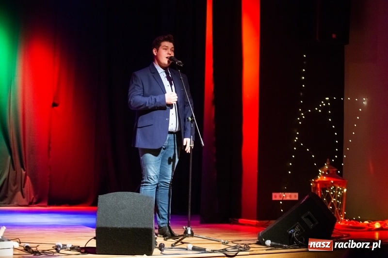 Zdjęcie w galerii na portalu naszraciborz.pl: Walentynkowy czwartek z zespołem Miraż w Młodzieżowym Domu Kultury wiadomości z regionu