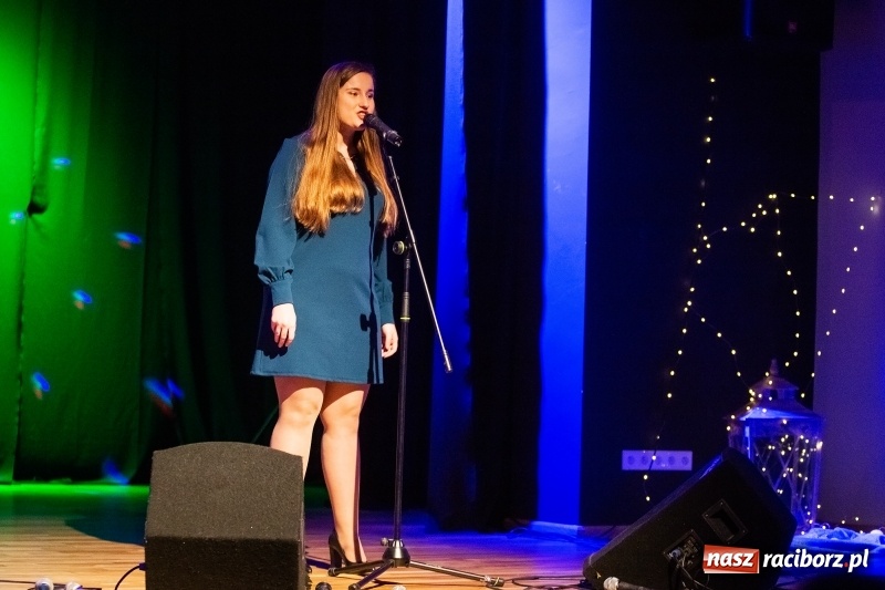 Zdjęcie w galerii na portalu naszraciborz.pl: Walentynkowy czwartek z zespołem Miraż w Młodzieżowym Domu Kultury wiadomości z regionu