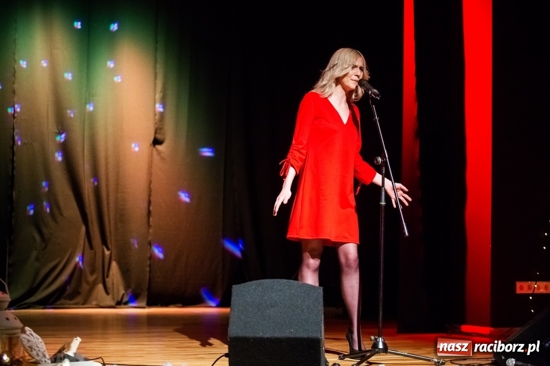 Zdjęcie w galerii na portalu naszraciborz.pl: Walentynkowy czwartek z zespołem Miraż w Młodzieżowym Domu Kultury wiadomości z regionu