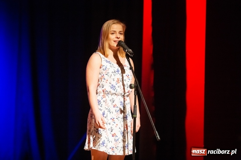 Zdjęcie w galerii na portalu naszraciborz.pl: Walentynkowy czwartek z zespołem Miraż w Młodzieżowym Domu Kultury wiadomości z regionu