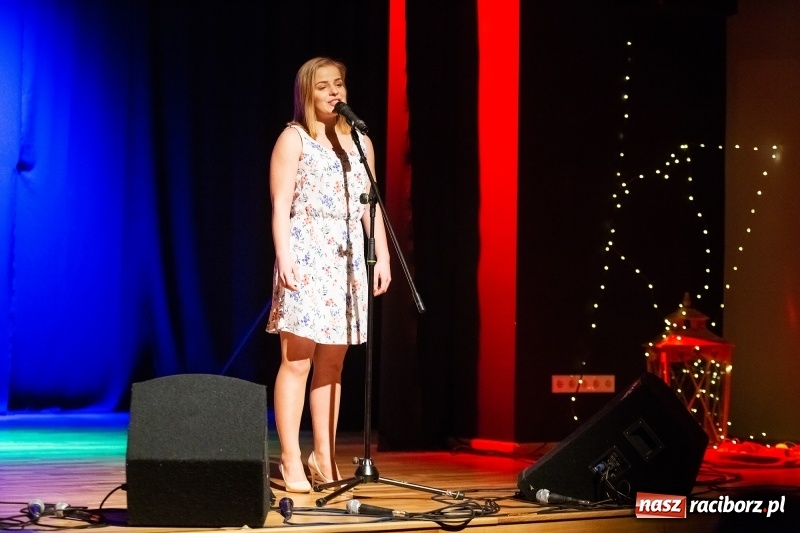 Zdjęcie w galerii na portalu naszraciborz.pl: Walentynkowy czwartek z zespołem Miraż w Młodzieżowym Domu Kultury wiadomości z regionu