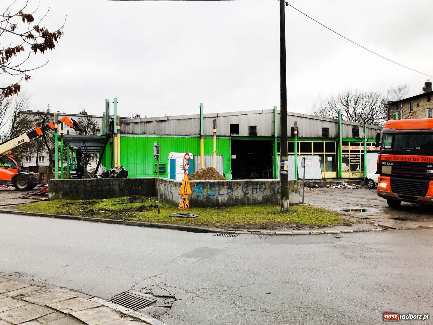 Zdjęcie w galerii na portalu naszraciborz.pl: Napis z Berlinioka odnowiony. W poniedziałek montaż w nowym miejscu wiadomości z regionu