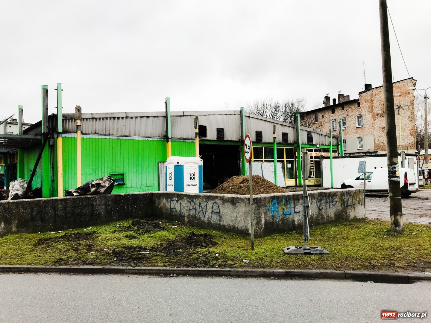 Zdjęcie w galerii na portalu naszraciborz.pl: Napis z Berlinioka odnowiony. W poniedziałek montaż w nowym miejscu wiadomości z regionu