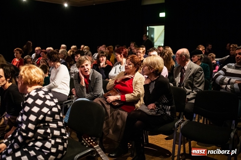 Zdjęcie w galerii na portalu naszraciborz.pl: Powarsztatowy koncert z udziałem Piotra Woźniaka w RCK wiadomości z regionu