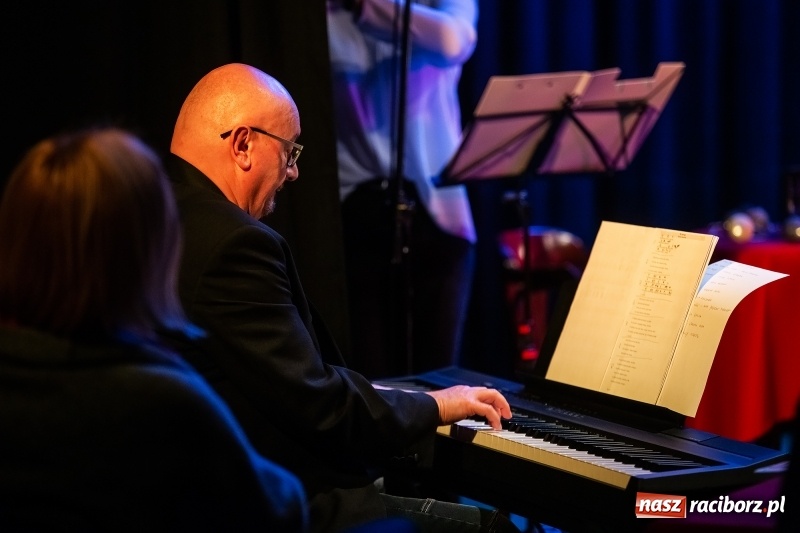 Zdjęcie w galerii na portalu naszraciborz.pl: Powarsztatowy koncert z udziałem Piotra Woźniaka w RCK wiadomości z regionu
