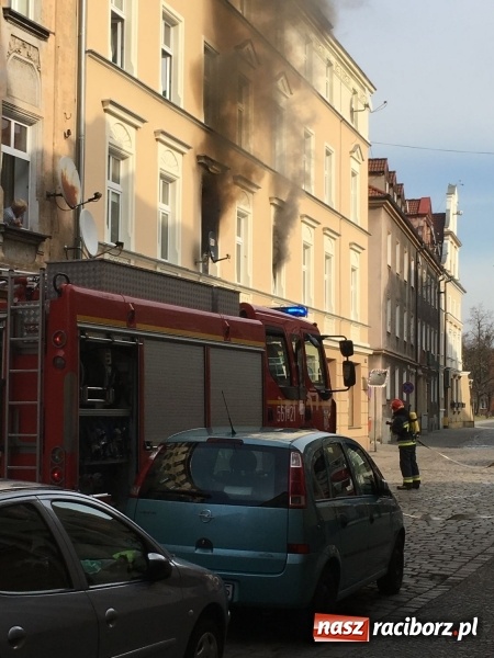 Zdjęcie w galerii na portalu naszraciborz.pl: Kłęby dymu przy Solnej. Pożar mieszkania w kamienicy FOTO i WIDEO wiadomości z regionu