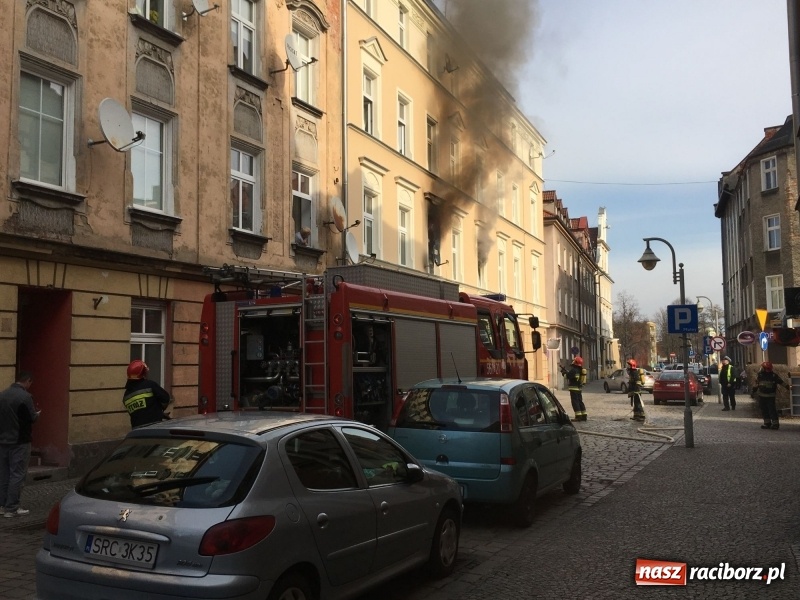 Zdjęcie w galerii na portalu naszraciborz.pl: Kłęby dymu przy Solnej. Pożar mieszkania w kamienicy FOTO i WIDEO wiadomości z regionu