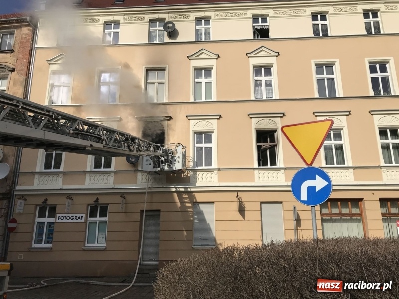 Zdjęcie w galerii na portalu naszraciborz.pl: Kłęby dymu przy Solnej. Pożar mieszkania w kamienicy FOTO i WIDEO wiadomości z regionu